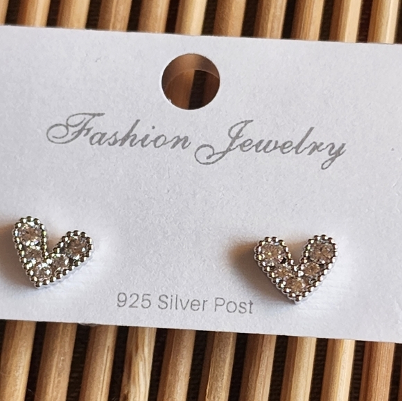 925 Sterling Heart  Simulated diamonds Beautiful Stud Earrings - Picture 5 of 8